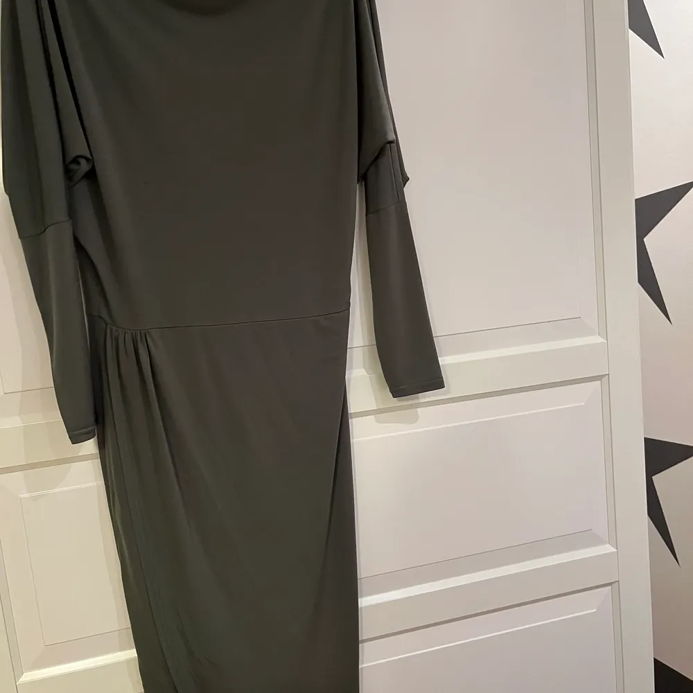 Säljer denna militärgröna klänningen den e längre men den ceoppas på Plick! I storlek 40 men passar mig som är 38!. Klänningar.