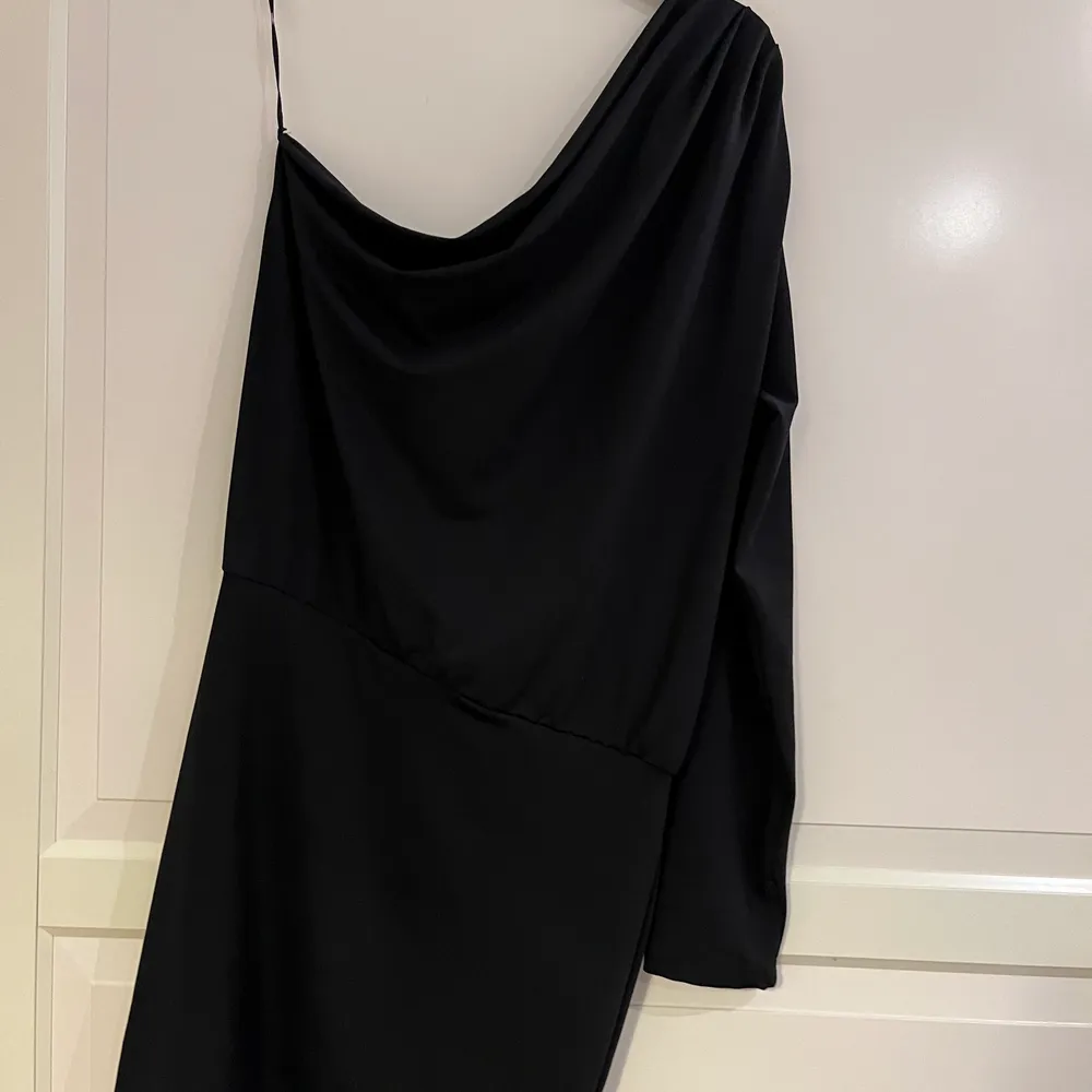 Säljer denna svarta klänningen fårn bikbok i storlek 40, knappt  använd 💕. Klänningar.