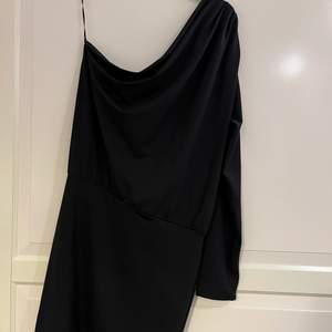 Säljer denna svarta klänningen fårn bikbok i storlek 40, knappt  använd 💕