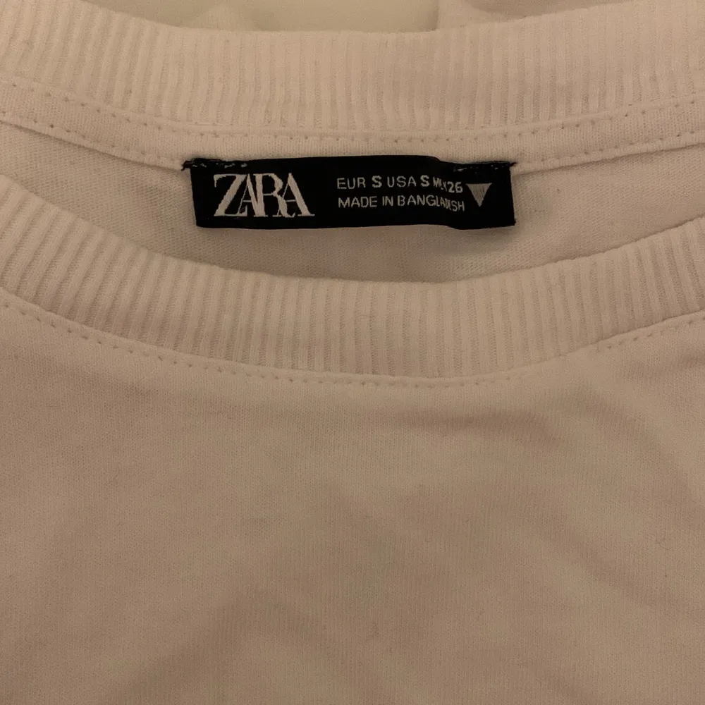 Superfin och skön basic t-shirt från zara. Köpte i fel storlek så därför säljer jag, den är knappt använd💗. T-shirts.
