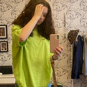 Monki tröja - Grön oversized tröja från monki, använd kanske 3-5 ggr, så gott som ny. Original pris tror jag var 150kr, säljer från 50+frakt