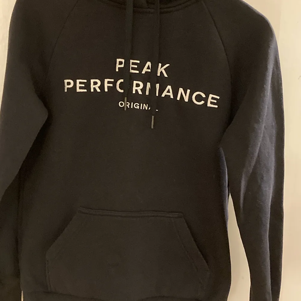 Säljer min fina Peak hoodie, storlek S. Fint skick, ca 1 år gammal. 200kr + frakt ☺️. Hoodies.