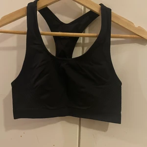 Sporttopp - Sporttopp i svart från champion. Är i fint skick. Stl:S