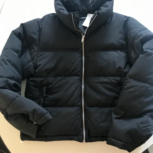 Gina Tricot jacka - Oanvänd (lappen kvar) svart täckjacka från Gina Tricot. 