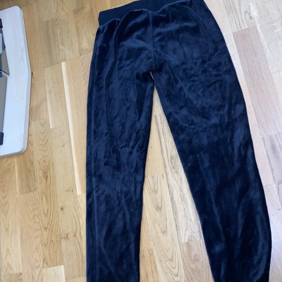 ett var svarta byxor. storlek XS - 91