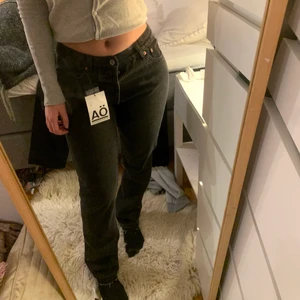 Helt nya gråa Jeans  - Helt nya lågmidjade gråa jens från by Örjan Andersson skit snygga och trendiga går över skorna. I storlek 36. Köpte för 500kr passar xs-s-m