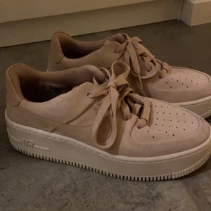 Nike  - Säljer mina rosa Nike, testat bara en gång, säljer då dem inte kommer komma till användning för mig men kanske för någon annan🤍 strl 38, 5 så kan passa som en 39:a, säljer helst för 600 vid snabb affär kan jag ändra priset som snabbt det går💗🤍 