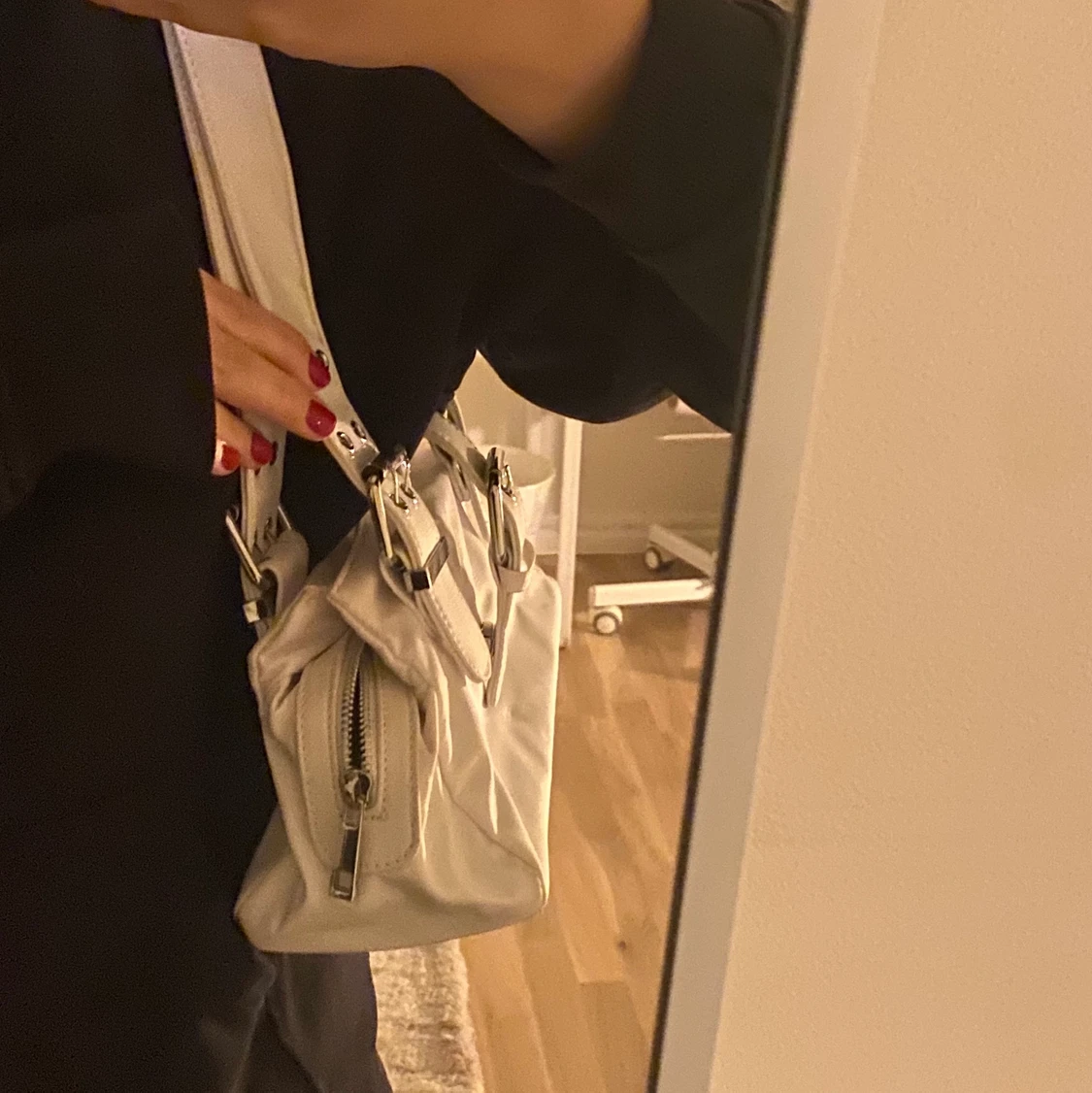 Vit väska med silverdetaljer (EJ BUD) - 90