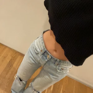 Zara low-waisted jeans - Säljer dessa slutsålda zara jeans med låg midja i st 32👌🏼 Det är as snygga och använder dessa hela tiden, råkade dock beställa två par och säljer därför dom som är oanvända🙏🏼❤️ Säljer till den som betalar högst och kan mötas upp i Stockholm! Frakt kostar extra🥂