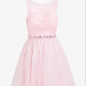 Laona klänning - Superfin å snygg klänning från Laona i stl 38, som aldrig används längre ä, användes en gång för fotograferingen som syns på andra bilden, ge bud