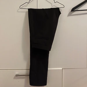 kostymbyxor  - jättefina kostymbyxor som tyvär är för stora för mig, dom på första bilden är från na-kd i strl 36 och dom andra är från bikbok i strl 38. skriv gärna för fler bilder! säljer dom m för 200:- styck eller båda för 350 💗 färgen på dom rosa stämmer inte riktigt överens med billden!