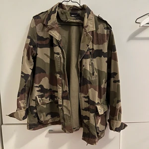 jacka - jeansjacka i kamouflage som är oversize, osäker på storlek men skulle säga att den passar 34-38