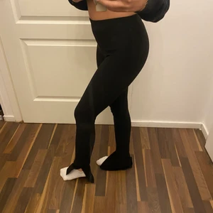 Utsvängda svarta leggings - Köpta från zara. De är utsvängda. Det är ett par legging med tjockare och tajtare material. De sitter tajta vid midjan och benen. Köpta från förra året i somras. De är som helt nya.