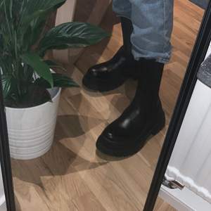 Jag säljer mina chunky platå boots med hög skaft. De har bara använts två ggr inomhus. Bootsen är i storlek 39 men passar även någon som har 38. Vid köp kommer bootsen skickas med i packetet som de kom med. 