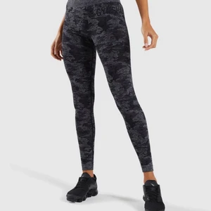 Gymshark camo leggings - Gymshark camo leggings i den äldre modellen som inte längre finns kvar. Supersköna och i kanonskick! Frakt går på +45kr.