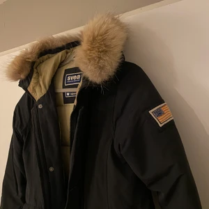 Svea vinterjacka! - Säljer min svarta Svea vinterjacka med en fin äkta päls. Jackan är i fint skick och har två framfickor och en ficka innanför vid bröstet. Pälsen är avtagbar. 