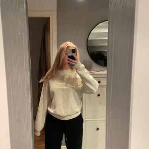 Begie tröja  - Super fin begie tröja från Gina tricot, i mycket fint skick utan några defekter💝 köparen står för frakten:)