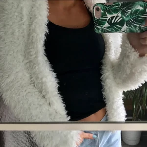 Vit fluffig kofta - En gräddvit superfin fluffig kofta från gina tricot💗