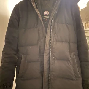 Canada goose shelburne  - Fin och fräsch jacka köpt för 10500kr säljes nu för 6000kr strl s pris går att diskutera 