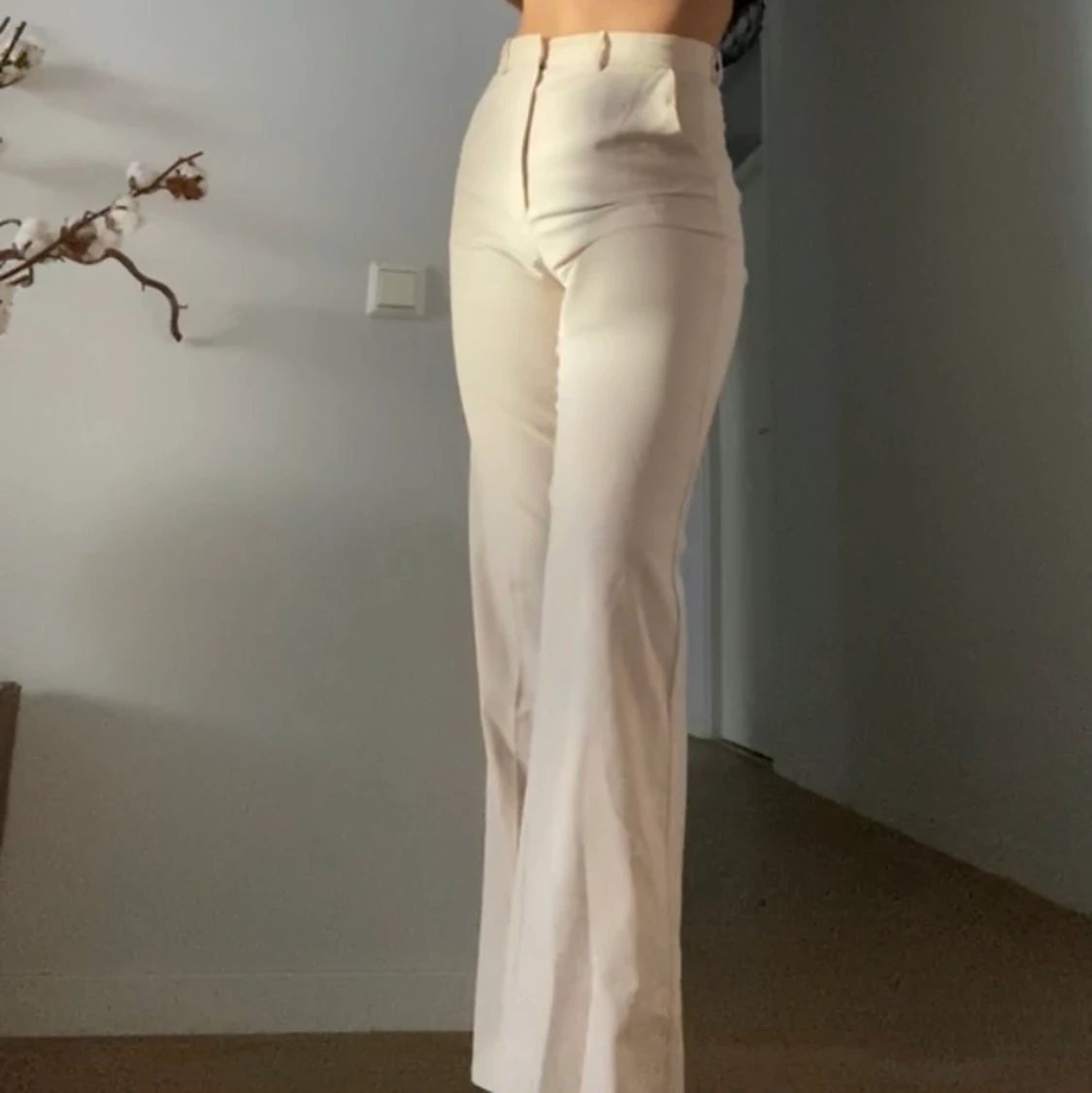 Beiga kostymbyxor från Mango