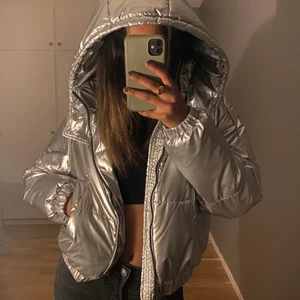 METALLIC PUFFER JACKET - Snygg silvrig jacka från bershka som jag inte använder längre, i ganska bra skick inte sönder någonstans!  FRAKT: POSTNORD BLÅ PÅSE XL: 110kr