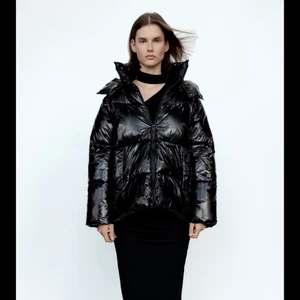 Jacka Zara - Tänkte kolla intresset på denna vinyljacka från zara (slutsåld!!) innan jag skickar tillbaka den. Säljer den nypris, 700kr ❤️ hör av er om ni vill köpa!