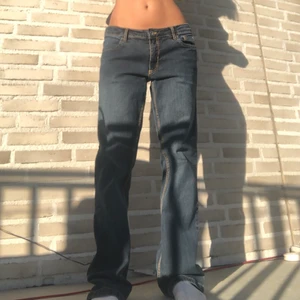 Jeans - Säljer dessa jeans i storlek 40, dem är lite stora på mig som vanligtvis har 36. Fraktar för 66kr (spårbart) eller möts upp i Fridhemsplan :)💟