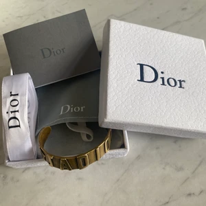 Dior armband  - Superfint äkta dior armband i guld! Det är onesize så det går att göra armbandet större och mindre🥰