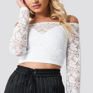 Off shoulder spets topp NAKD - Off shoulder lace top från nakd, köpte för 250kr men tyvärr för liten för mig. Har aldrig använt den, taggen sitter kvar.