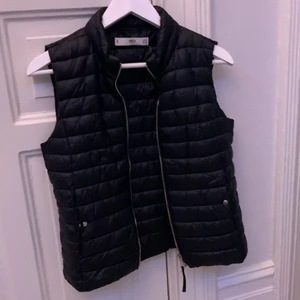 Väst från Mango stl S - Andvänd ganska mycket men endå helt okej skick 