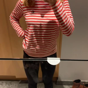 Carin Wester hoodie size xs - Jätte snygg carin Wester hoodie men tyvärr blivit för liten! Används 2-3 gånger❤️ säljer för 150+frakt kontakta för några frågor<3