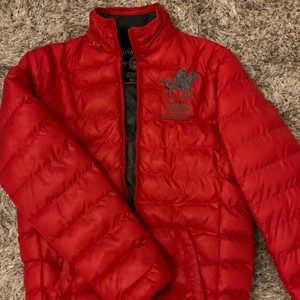 Röd POLO jacka  - Hej! Säljer min varsamt använda Royal POLO jacka som jag endast använt förra höst/vintern, köpt förra året för ca 1400kr på Zalando men kommer inte användas i år, tyvärr. Därför säljer för endast 550kr ❤️ Storlek S, Du kan även själv välja om du vill ha luva eller inte💋 Frakten är självklart spårbar🥰