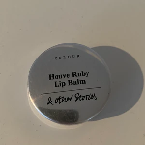 Lip tint/balm  - En läppbalsam med tint från & other stories! Inte använd mycket då jag ej tyckte färgen passa mig😔 