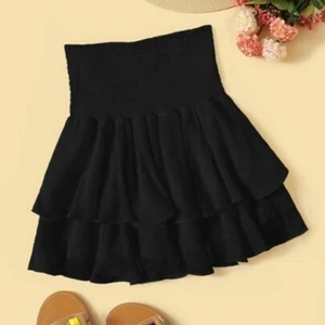 SHEIN Kjol - Säljer min fina svarta kjol från SHEIN för att den inte kommer till användning. Nyskick, kanske använt den 2 gånger. Skriv ifall ni har några fler frågor💗