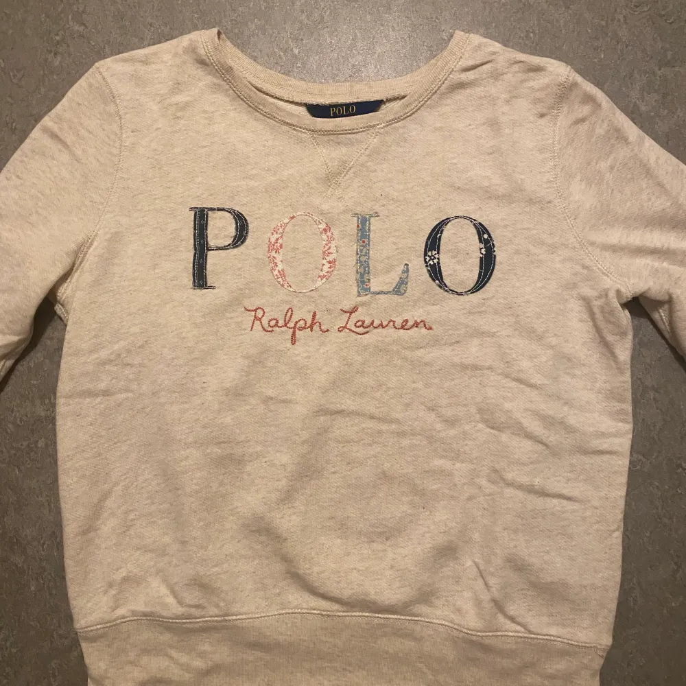 En super fin beige tröja från Ralph lauren POLO i storlek barn XL så xs/s. Säljer då den tyvärr inte passar längre. Köpare står för frakt, 62kr . Tröjor & Koftor.