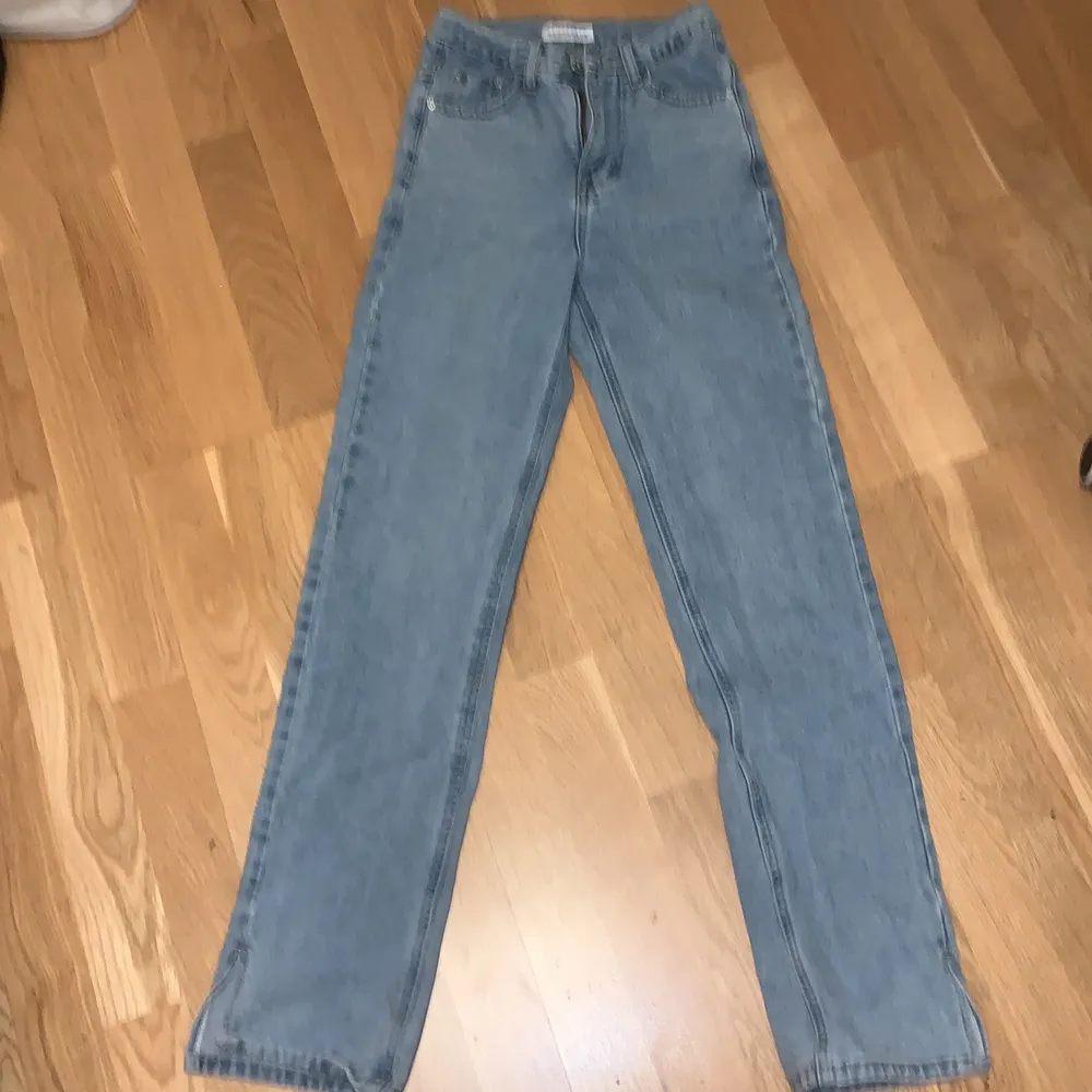 Jätte fina blå jeans! Köpta för 600 på Venderbys i sommras men va för små för mig, satt jätte fint på min kusin som har XS och jeansen är använda cirka 3-4 ggr💞. Jeans & Byxor.