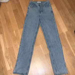 Jätte fina blå jeans! Köpta för 600 på Venderbys i sommras men va för små för mig, satt jätte fint på min kusin som har XS och jeansen är använda cirka 3-4 ggr💞