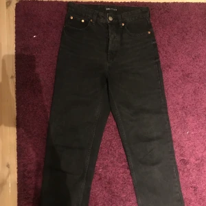 Jeans - svarta jeans från zara, raka i benen slitningar längst ner, säljer för att dem inte passar mig. Storlek 36💞