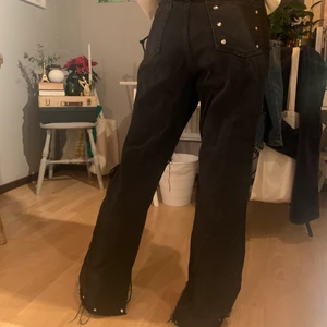 SVARTA JEANS MED DETALJER - Fett balla jeans från NAKD som jag klippt och satt på nitar. Älskar dessa byxor men tyvärr passar de ej:// dom är verkligen sköna och snygga🖤🖤