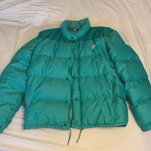 Moncler jacka - Vintage moncler jacka unik färg, storlek 4. Jackan är väldigt praktisk då den kan bli en väst också (se bild 2). Det finns ett antal fläckar + slitningar, pm för fler bilder. Kommer inte vara ett fast pris då jag osäker hur mycket den är värd så lägg ett bud i kommentera eller pm