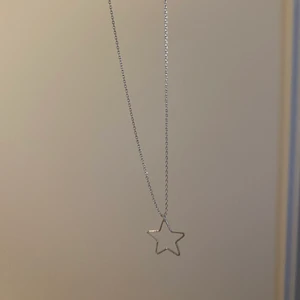 Silver stjärn-halsband  - Superfint silverhalsband med en stjärna. 20kr + frakt 🤍