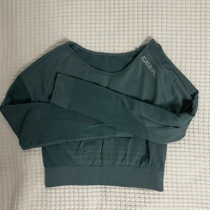 ICIW Träningstopp - nyskick knappt använd + nytvättad ICIW cropped long sleeve i fin grön färg! ord pris 399 💚