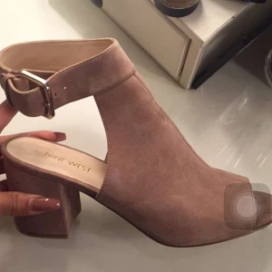 Beiga klackar  - Nya klackskor i en beige färg. 