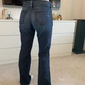 Diesel jeans med låg midja - Låga i midjan. Storlek 28. Lagom långa på mig som är 160 cm. Märket är diesel men jag vet inte modell.. 