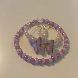 Ett armband och örhängen  - Armband och örhängen som är hand och hemma gjorda. Priset är 39 kr + frakt, ungefär 9 kr. 