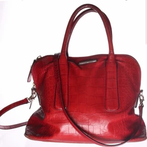 Röd väska - Älskar denna men kmr tyvärr ej till användning längre. Jättefin röd färg och väldigt rymlig! Perfekt som t.ex skolväska