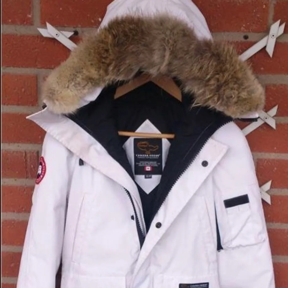 Säljer min Canada goose Chiliwack vit, ny pris är cirka 9500kr så kom med bud pris kan diskuteras. Jackan är såklart äkta och i bra skick. Säljer pågrund av att det inte riktigt passar min stil längre. . Jackor.