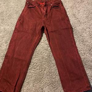 Röd Jeans från weekday i stilen voyage, storlek 32/26.