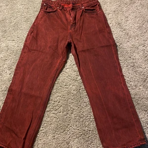 Voyage jeans från Weekday  - Röd Jeans från weekday i stilen voyage, storlek 32/26.