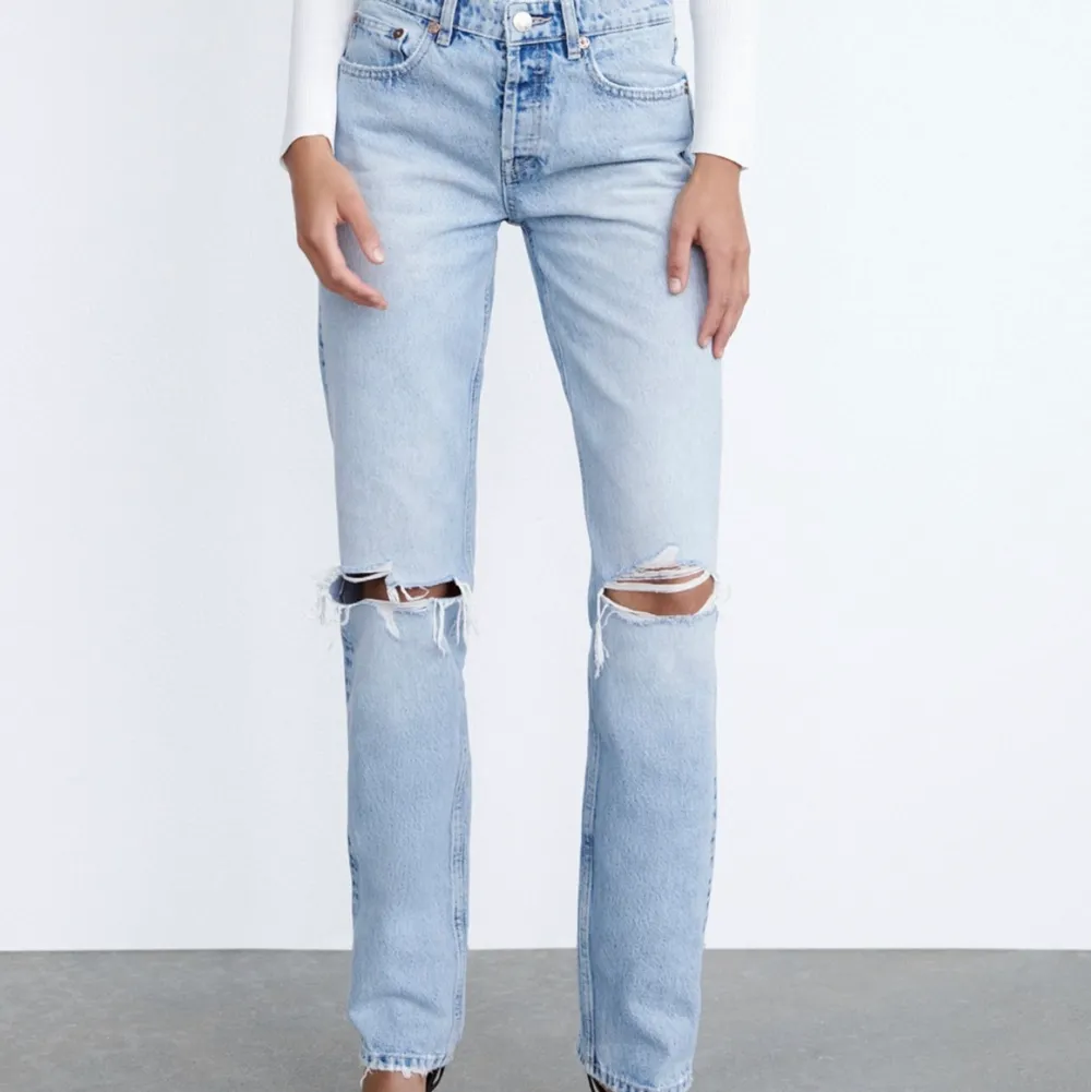 Säljer helt oanvända jeans från Zara. Sitter jättefint men är tyvärr för korta för mig. Köpt i storleken 38 men skulle tro att den passar folk med storlek 36❤️ . Jeans & Byxor.